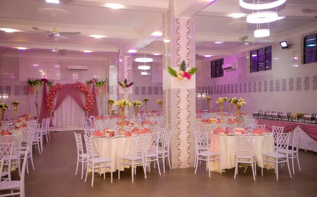 ELONA HOUSE : L'endroit Parfait pour Vos Fêtes de Pâques et Communions à Porto-Novo !