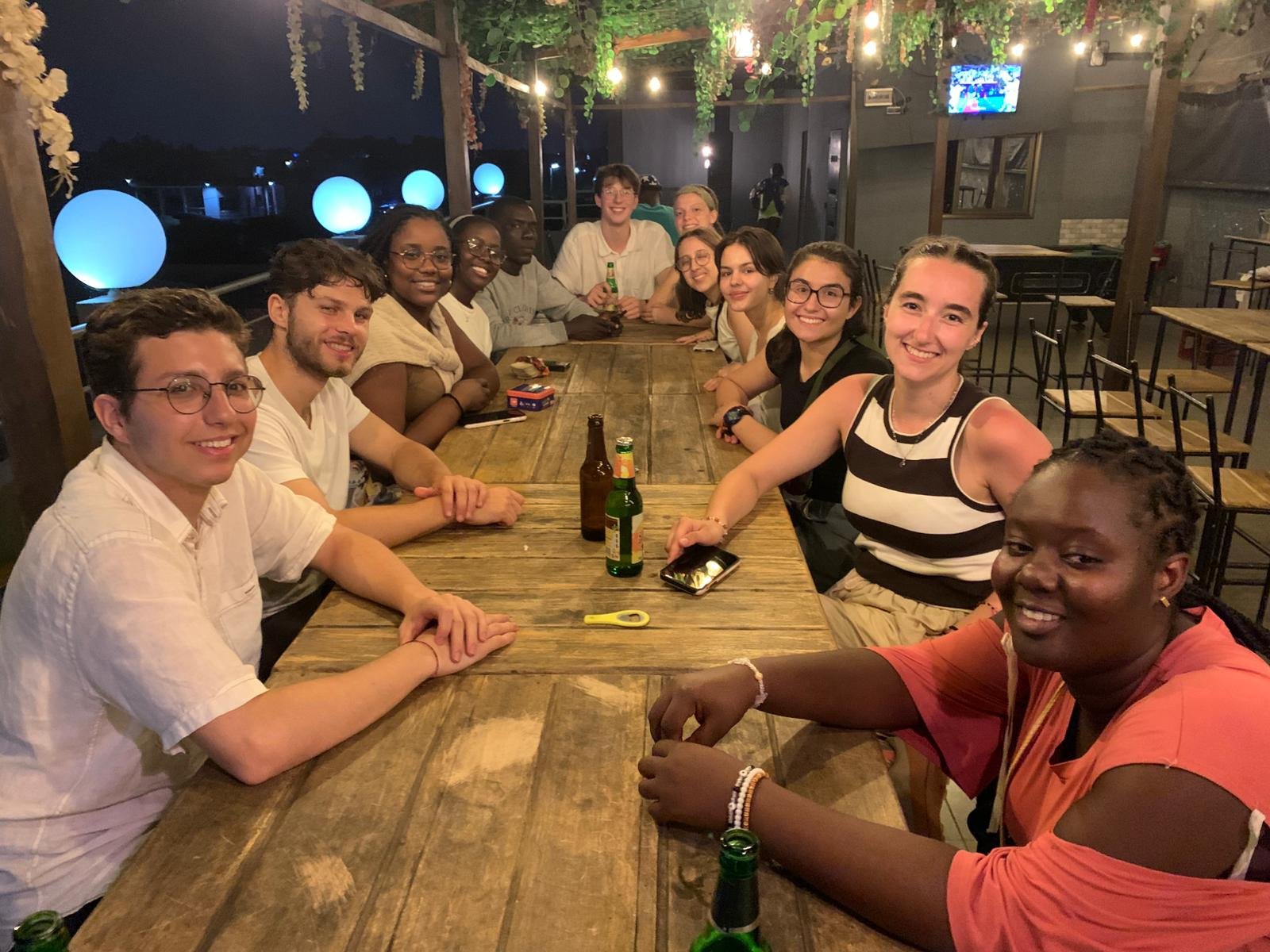 Des jeunes Canadiens célèbrent la fin d’un séjour enrichissant à Porto-Novo