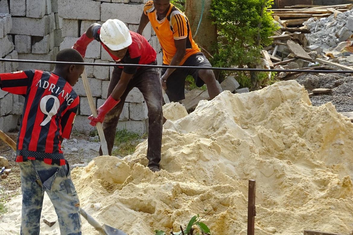 Quand les chantiers deviennent des pièges pour les jeunes sans emploi