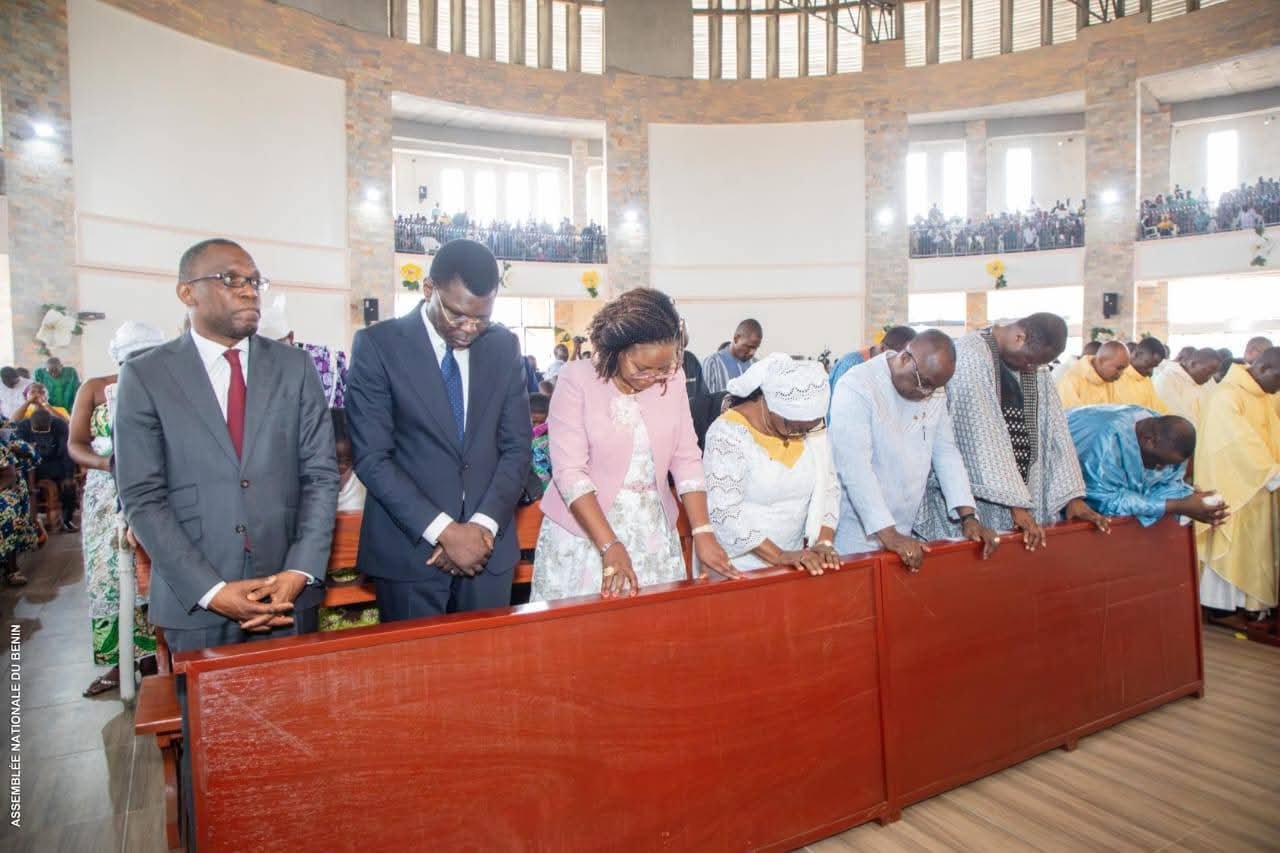 BAKARI, DJOGBÉNOU & VLAVONOU aux côtés du nouvel Évêque SOVIGUIDI