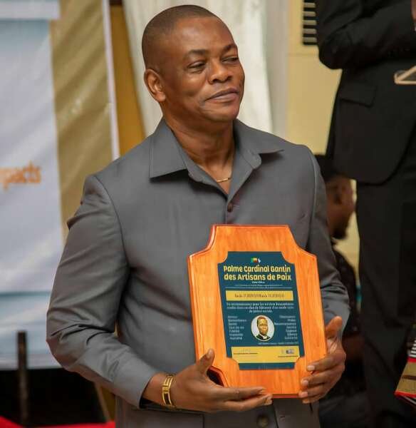 Basile Tchibozo honoré par la Palme Cardinal Gantin des Artisans de Paix