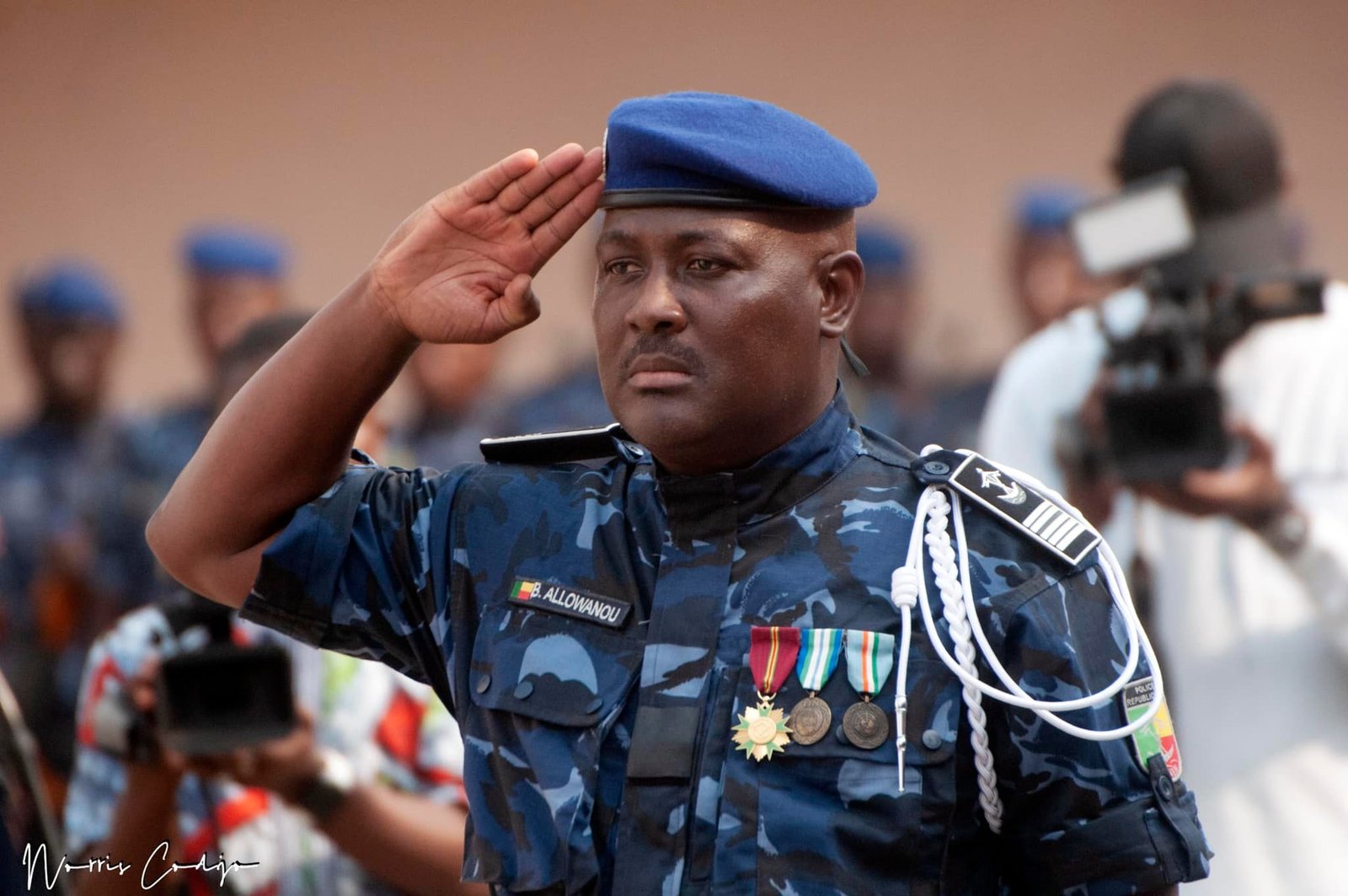 Un individu arrêté avec un arsenal et des tenues militaires