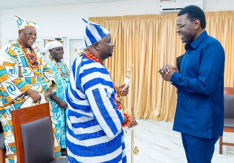 Le roi de Xogbonou salue le leadership de Joseph Djogbénou