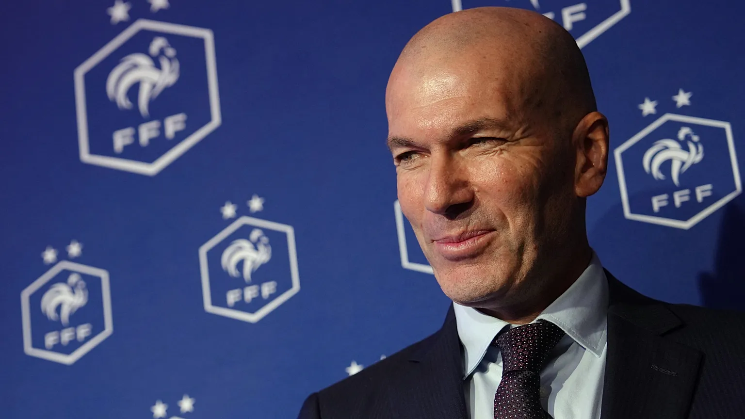 Zinédine Zidane prend officiellement les commandes des Bleus
