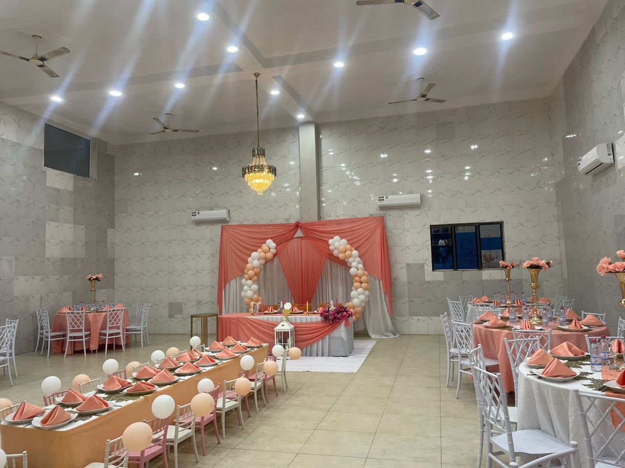 Galerie ELONA HOUSE : Salles de fête et de conférence à Porto-Novo
